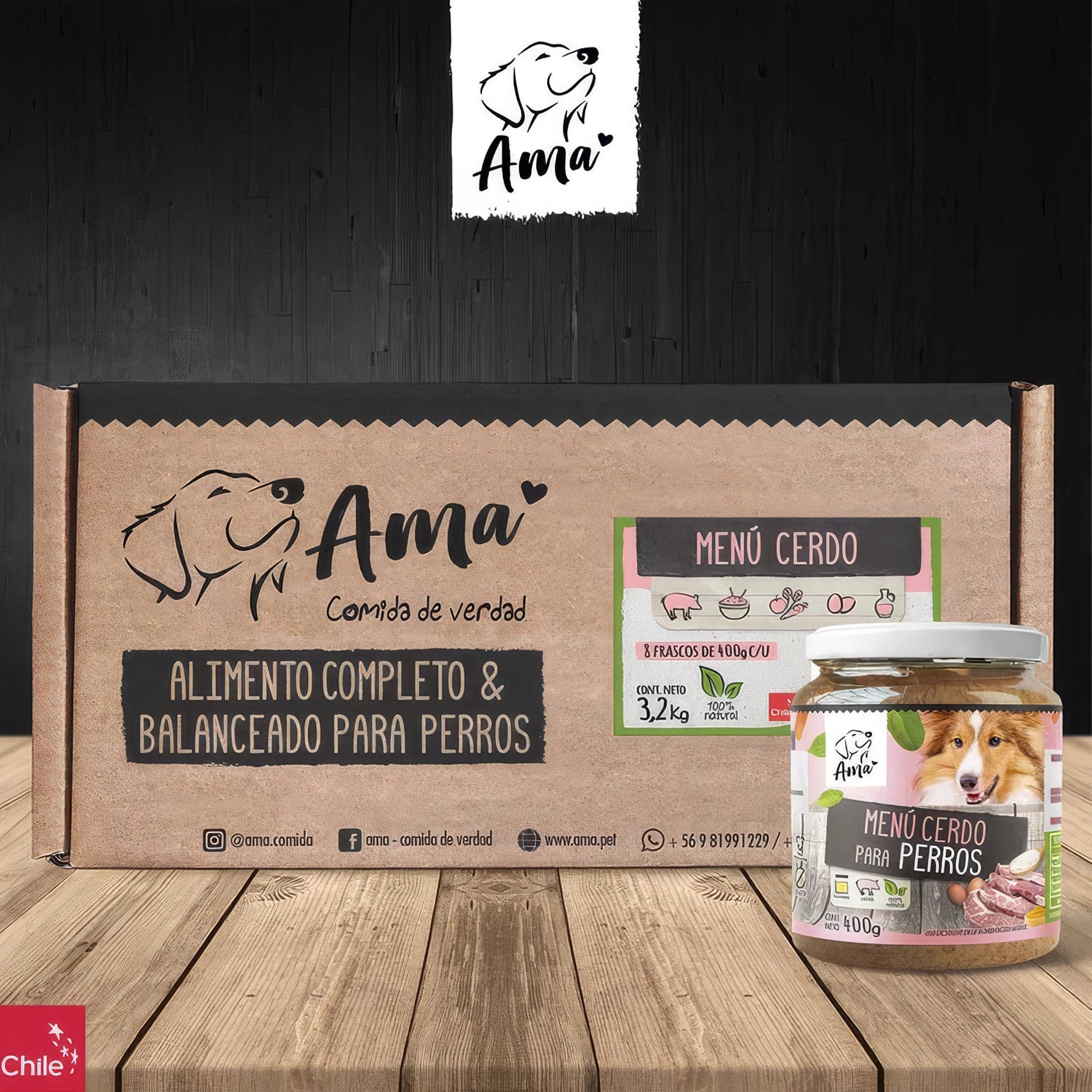 Ama Alimento Húmedo Cerdo para Perros junto a caja de presentación, con frasco de receta de cerdo sobre mesa de madera.
