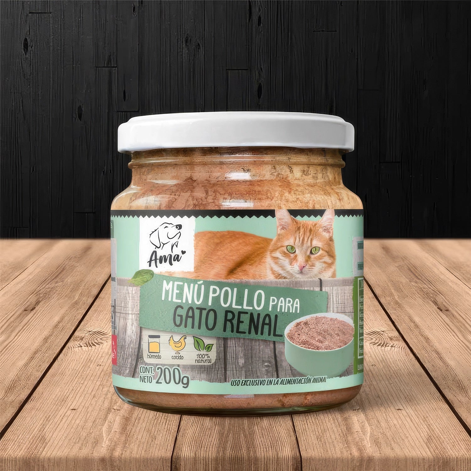 Frasco de Ama Alimento Húmedo Renal para Gatos con menú de pollo, diseño felino y presentación sobre mesa de madera.