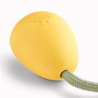 Beco Juguete Goma Natural Pebble para Lanzar, pelota amarilla con cuerda resistente para perros, diseño simple y material ecológico
