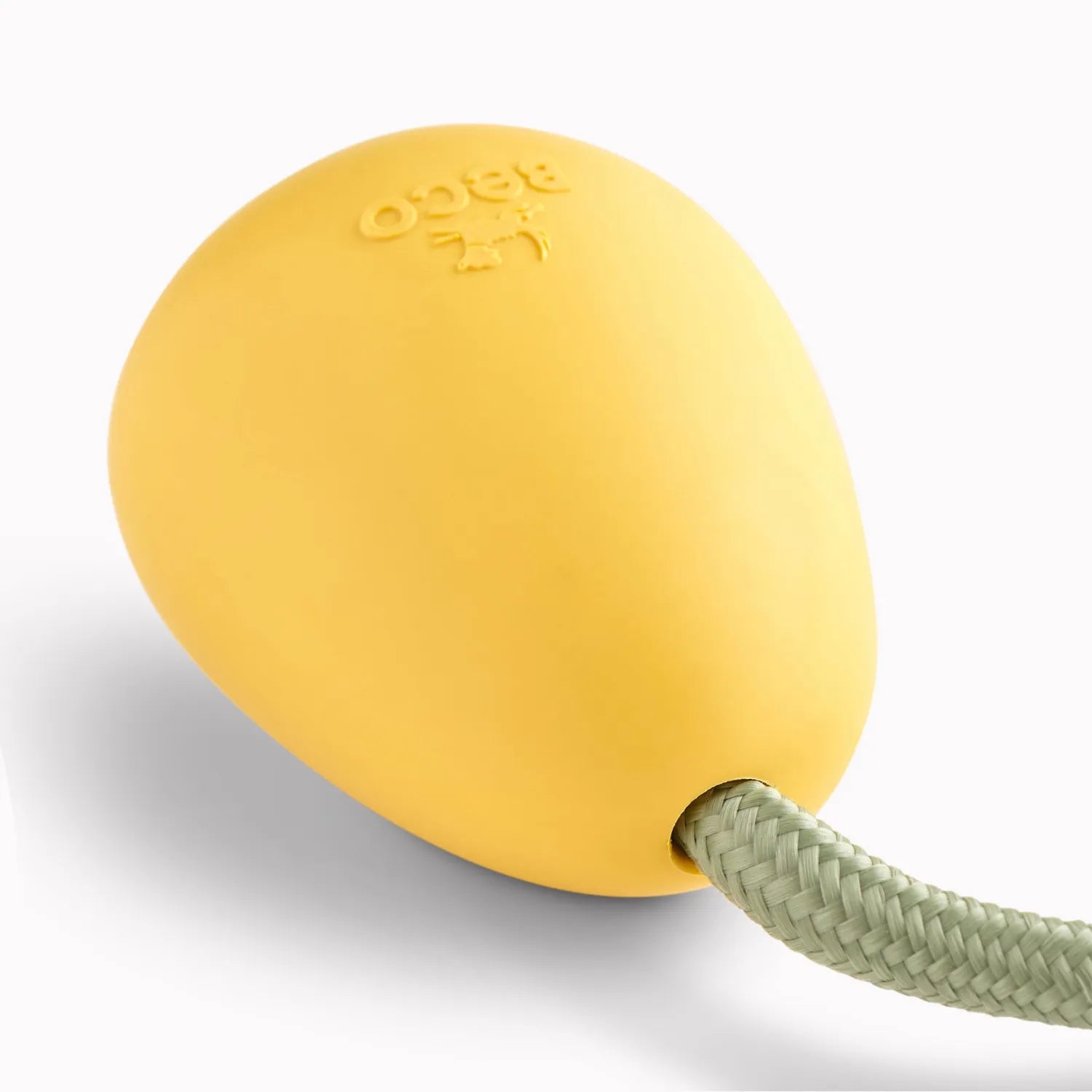 Beco Juguete Goma Natural Pebble para Lanzar, pelota amarilla con cuerda resistente para perros, diseño simple y material ecológico