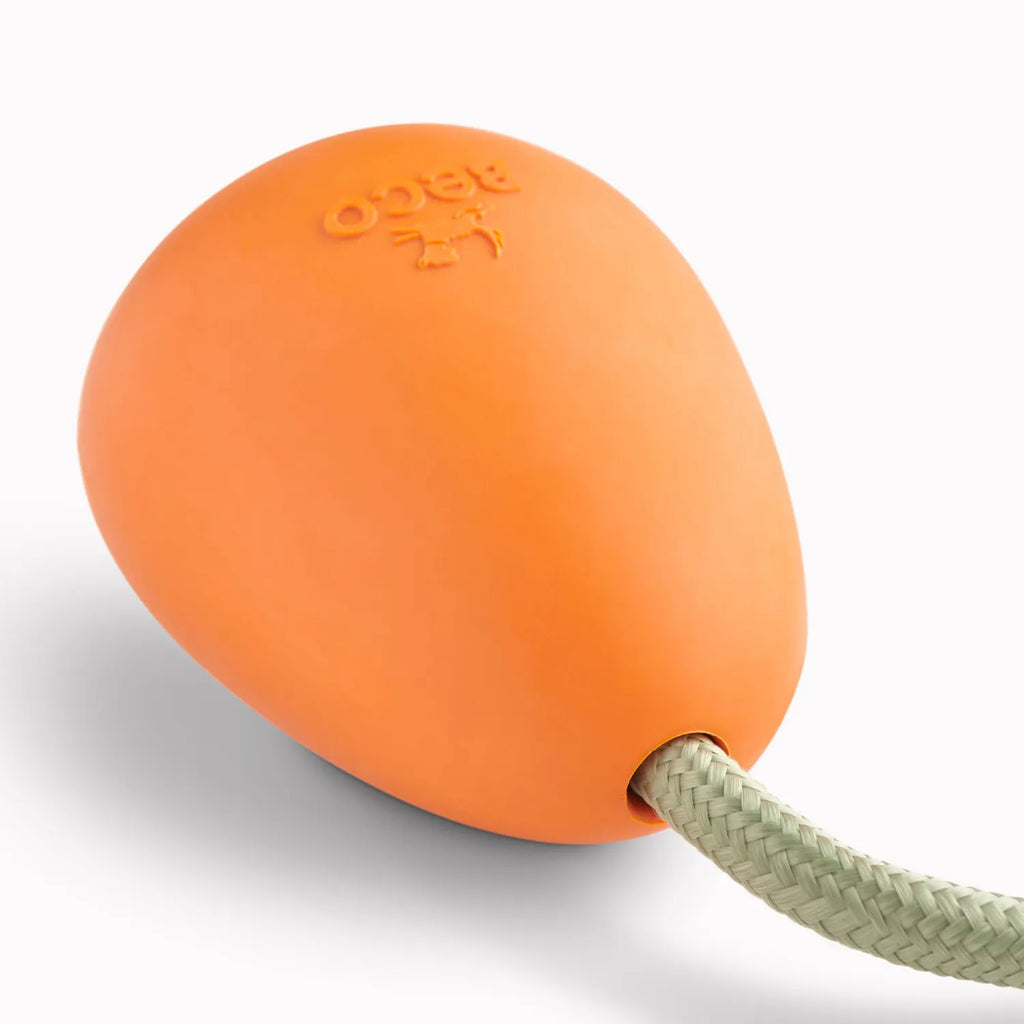 Beco Juguete Goma Natural Pebble para Lanzar, pelota naranja con cuerda resistente para perros, diseño simple y material ecológico