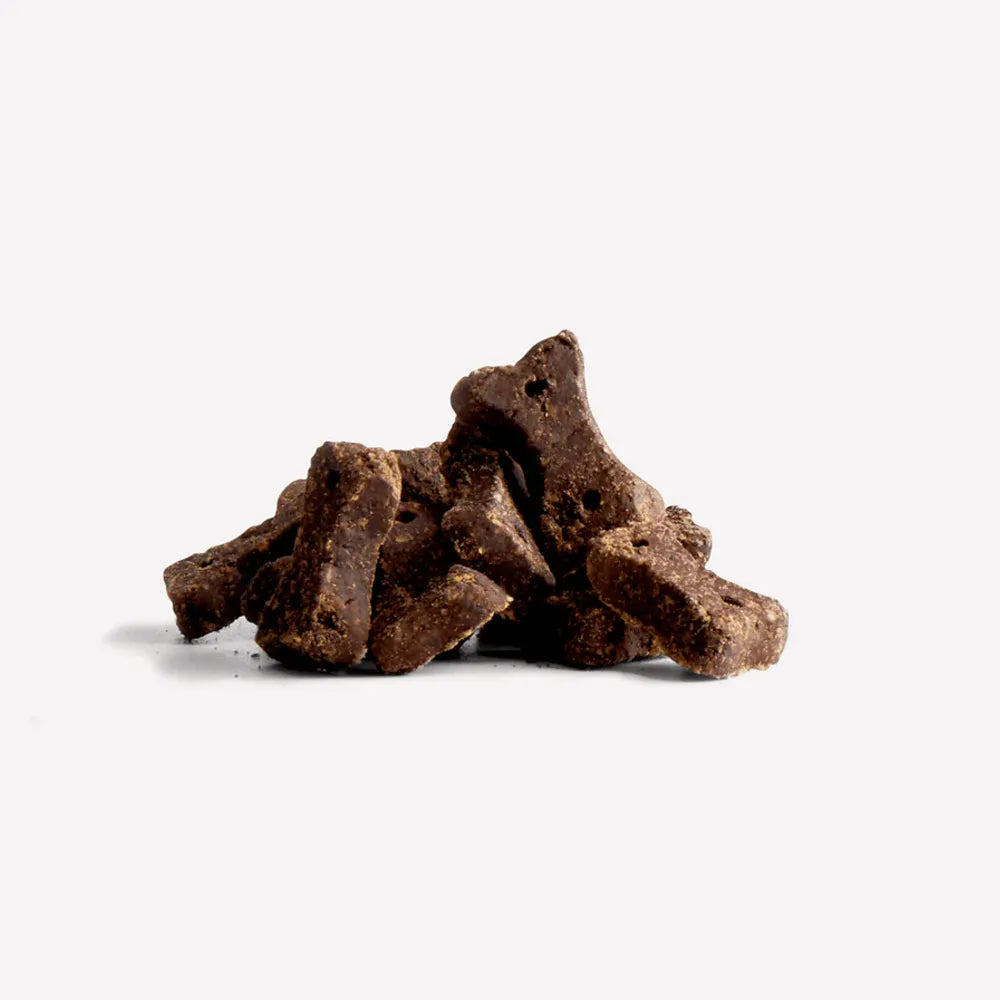 Beco Snack Natural Dog Choc snack para perros en envase rosado, galleta tipo hueso con fórmula relajante y horneado suave