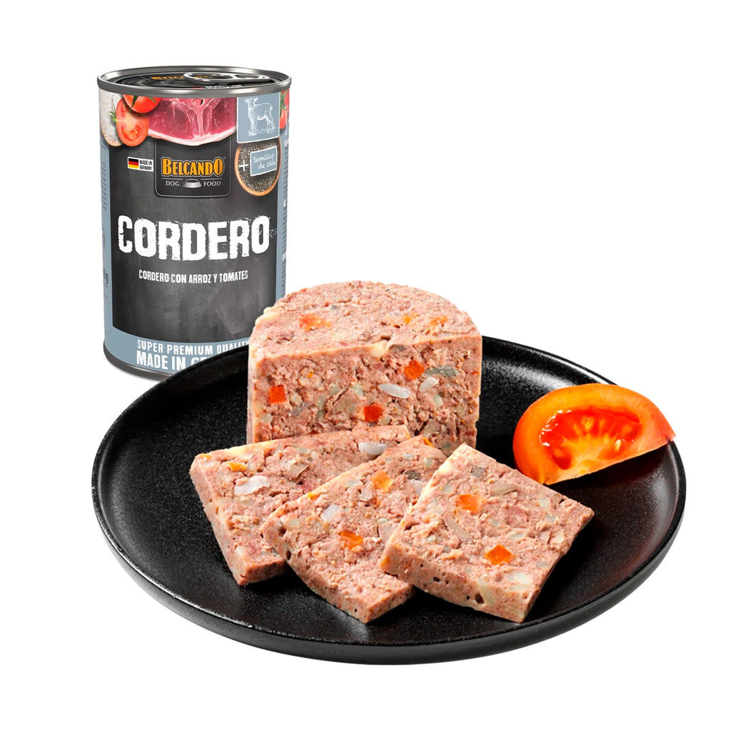 Belcando Lata Cordero con alimento húmedo para perros, receta de cordero con arroz y tomates, presentada junto a porciones servidas.