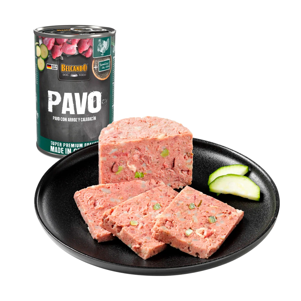 Belcando Lata Pavo con alimento húmedo para perros, receta de pavo con arroz y calabacín, presentada junto a porciones servidas.