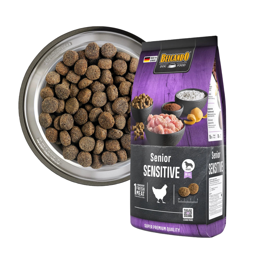 Belcando Senior Sensitive Pollo para perros adultos mayores, alimento seco con pollo fresco y croquetas sobre envase morado.