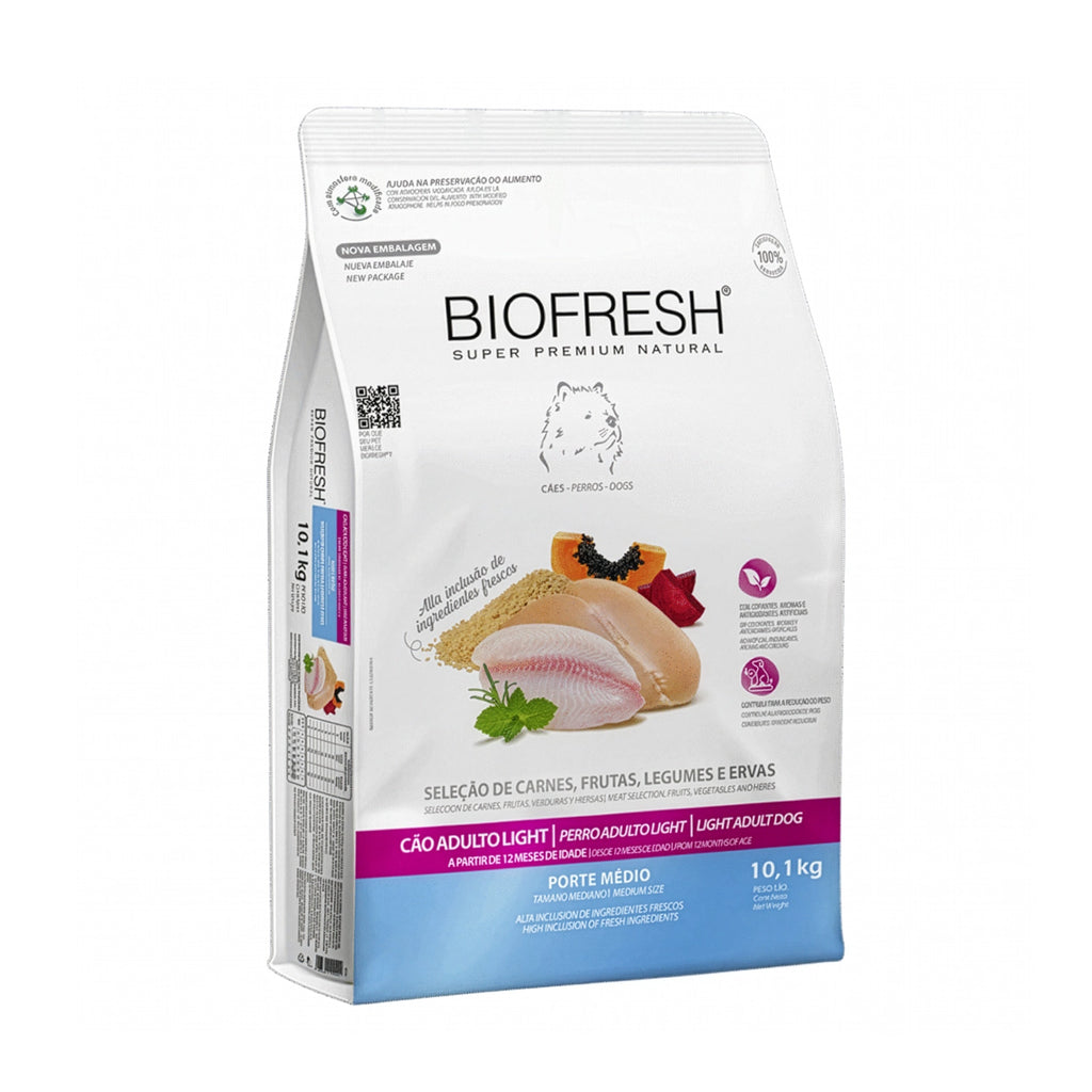 Alimento Biofresh Light para Perros Razas Medianas en saco blanco con receta natural y selección de carnes y hierbas.