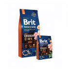 Brit Premium Sport para Perros con pollo en bolsas de alimento seco para perros activos, formato grande y pequeño sobre fondo blanco.