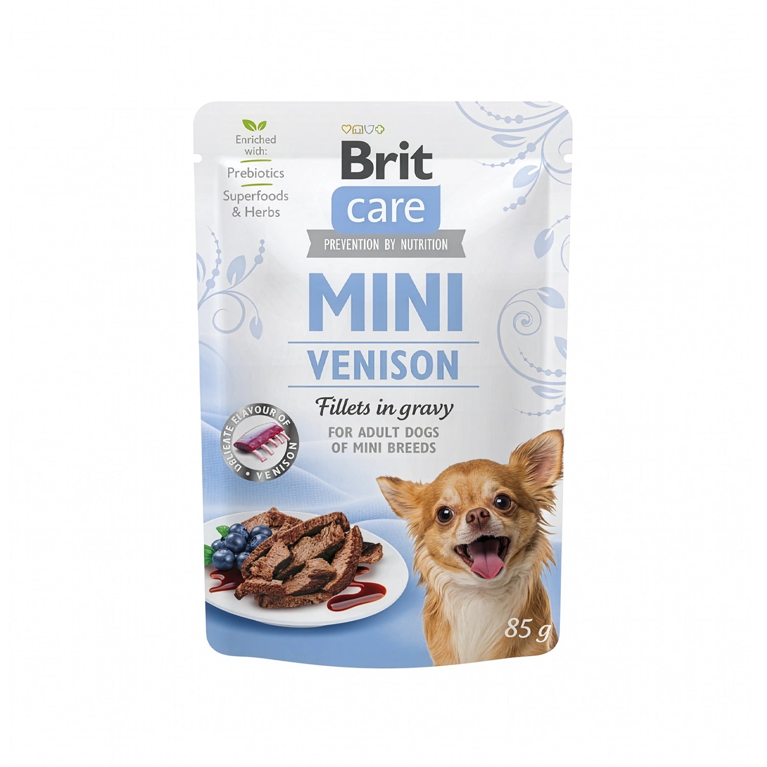 Brit Care Pouch Mini Venado en Salsa para perros adultos de razas pequeñas, con trozos de venado en salsa y envase con un chihuahua.