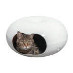 Casa Donut con Almohada Moderna color blanco, refugio cerrado para gatos con entrada amplia y diseño redondeado.