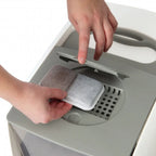 Baño Sanitario con Filtro de Carbón para Gatos gris y blanco con sistema cerrado para mayor control de olores