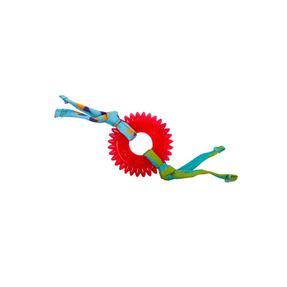 Petstages Juguete Kitty Chew Wheel con anillo rojo texturizado y cintas de tela multicolor, ideal para morder y jugar gatos