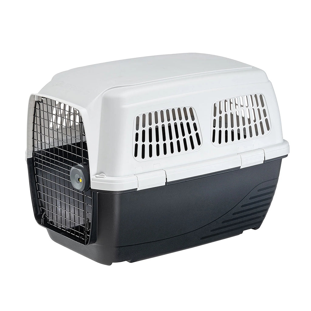 Transportadora Clipper Ferplast de plástico resistente con puerta metálica de seguridad, amplias rejillas de ventilación y diseño para viajes.