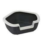 Bandeja Sanitaria Esquina Dama para gatos en color negro con borde gris, diseño esquinero y entrada baja para facilitar el acceso.