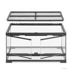 Exo Terra Pro Terrario Medium Bajo, terrario de vidrio con marco negro, puertas frontales, sustrato, rocas y plantas.