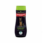 Shampoo Piel Sensible Contra Picazón FURminator en botella con tapa verde y etiqueta con perro, ideal para aliviar la piel seca y sensible.