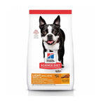 Hill's Adult Light Small Bites para Perros en bolsa blanca Science Diet con imagen de un Boston Terrier y receta con pollo y cebada.