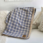 Kimba Eco Manta Canelo Escocés Crudo/Azul - Chile / 100 x 75 cm