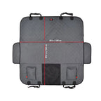 KONG Funda para Asiento Trasero y Hamaca para Auto instalada en un vehículo, protegiendo el asiento mientras un perro viaja cómodamente.