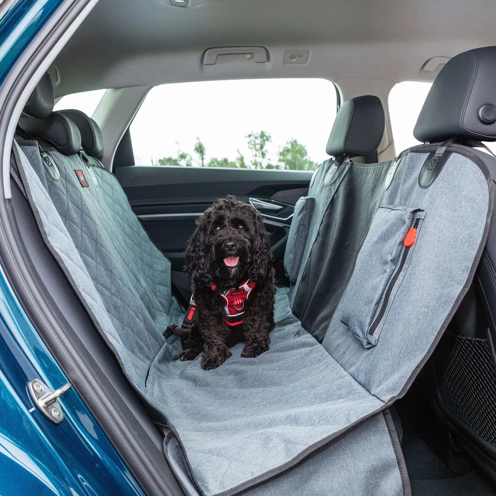 KONG Funda para Asiento Trasero y Hamaca para Auto instalada en un vehículo, protegiendo el asiento mientras un perro viaja cómodamente.