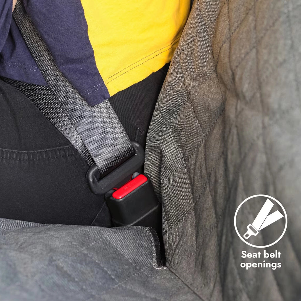 KONG Funda para Asiento Trasero y Hamaca para Auto instalada en un vehículo, protegiendo el asiento mientras un perro viaja cómodamente.