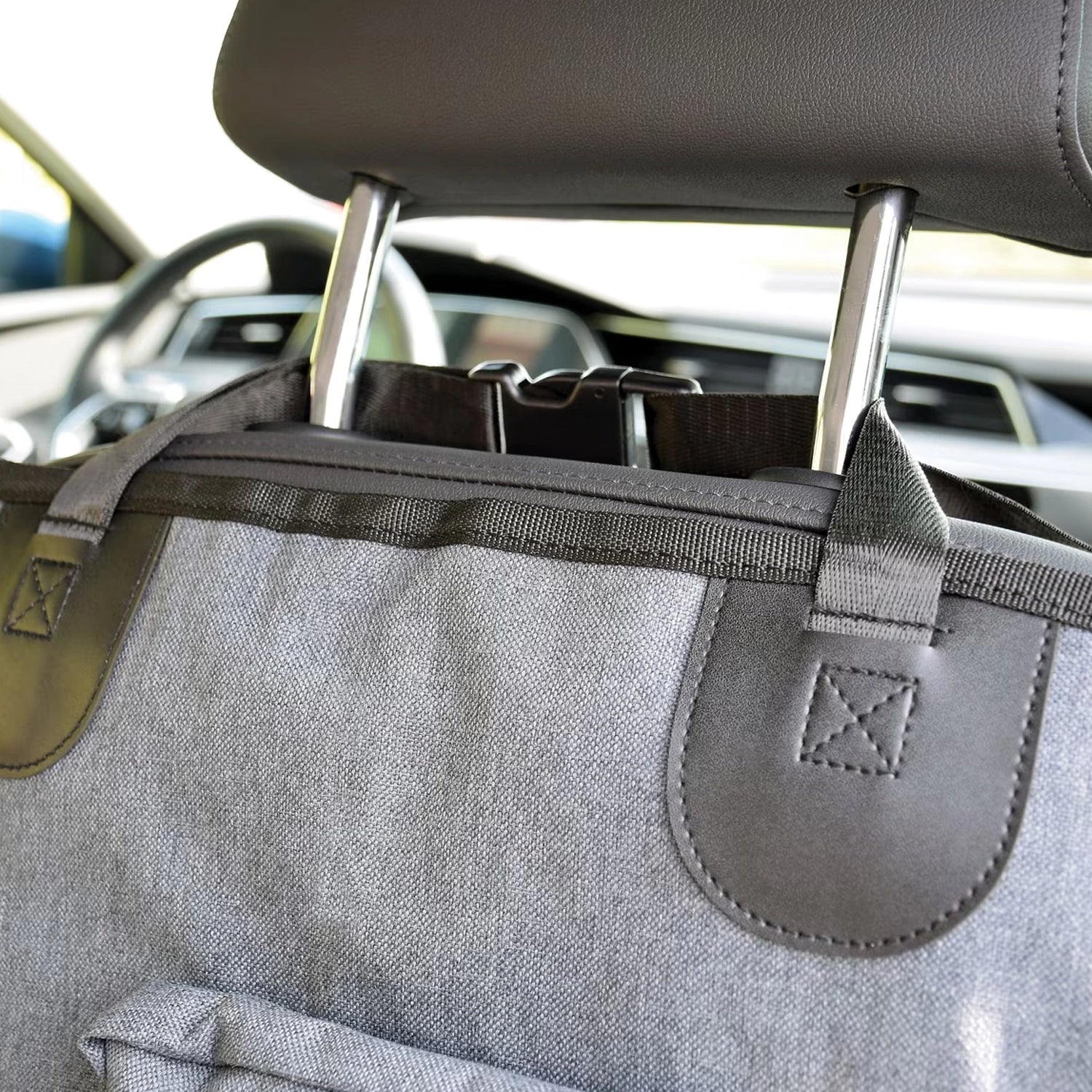 KONG Funda para Asiento Trasero y Hamaca para Auto instalada en un vehículo, protegiendo el asiento mientras un perro viaja cómodamente.