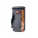 KONG Bolsa para Alimento Kibble Bag de tela gris con cierre superior, correa de transporte y ventana transparente con croquetas.