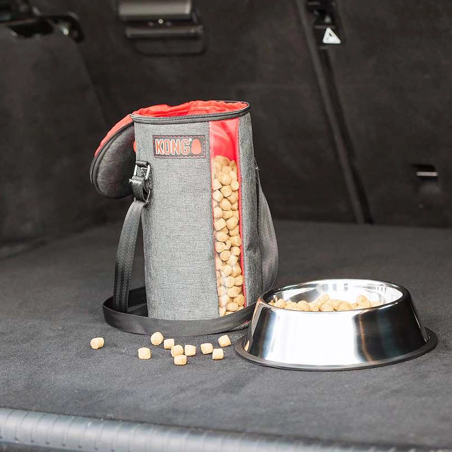 KONG Bolsa para Alimento Kibble Bag de tela gris con cierre superior, correa de transporte y ventana transparente con croquetas.