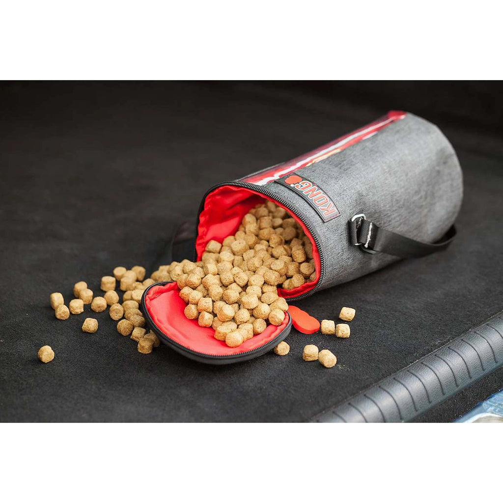 KONG Bolsa para Alimento Kibble Bag de tela gris con cierre superior, correa de transporte y ventana transparente con croquetas.