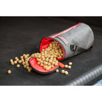 KONG Bolsa para Alimento Kibble Bag de tela gris con cierre superior, correa de transporte y ventana transparente con croquetas.
