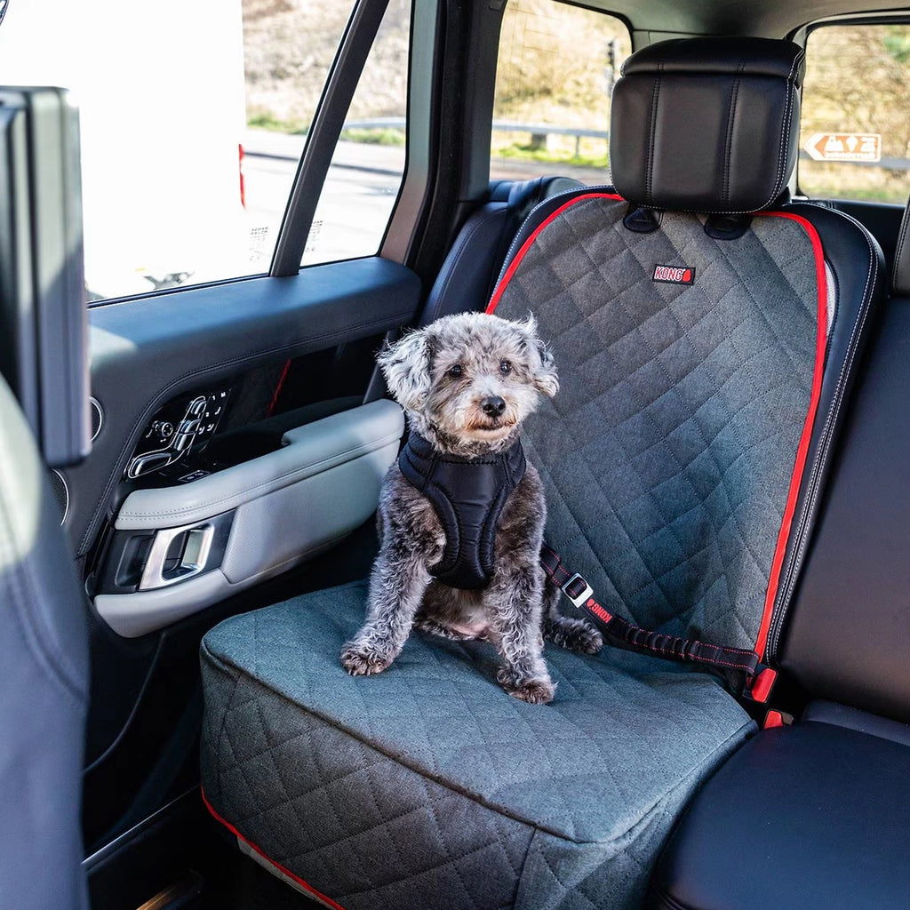 KONG Funda para Asiento Individual de Auto acolchada en color gris con bordes rojos, diseñada para proteger el asiento del vehículo.