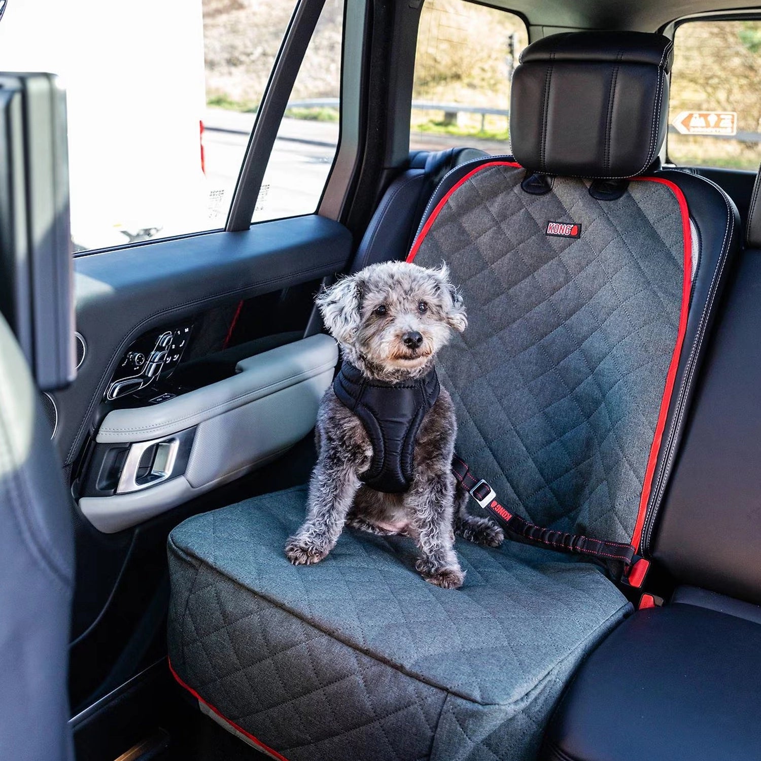 KONG Funda para Asiento Individual de Auto acolchada en color gris con bordes rojos, diseñada para proteger el asiento del vehículo.