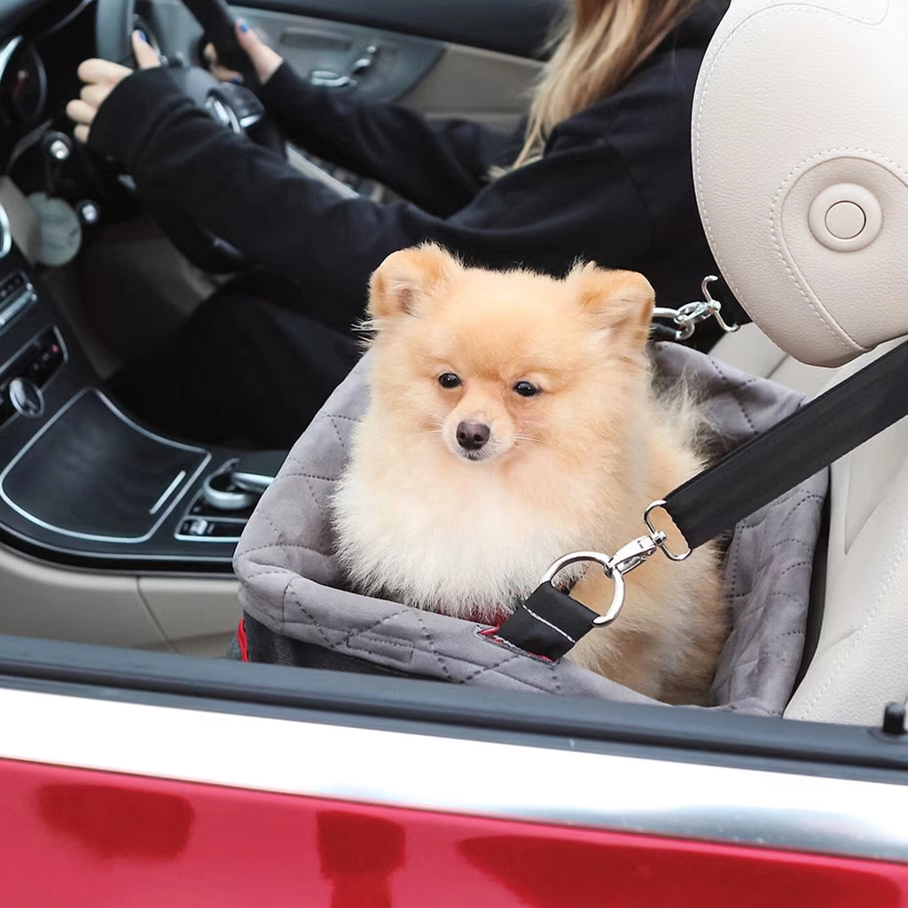 KONG Booster Seat Asiento Elevado para Auto en color gris con acolchado, correas de sujeción y diseño seguro para perros pequeños.