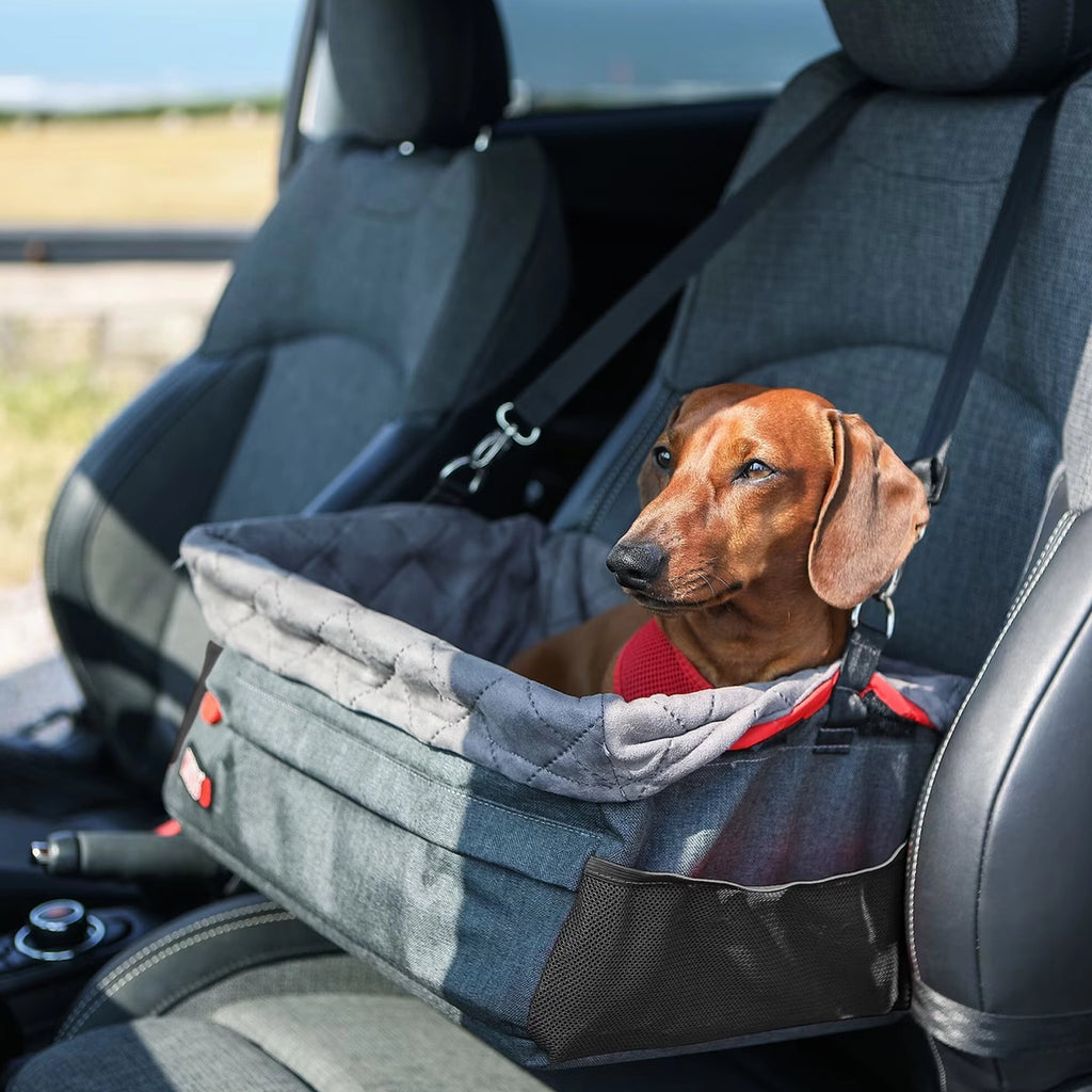 KONG Booster Seat Asiento Elevado para Auto en color gris con acolchado, correas de sujeción y diseño seguro para perros pequeños.
