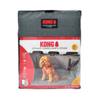 KONG Protector de Maletero Ultimate con Correa de Seguridad instalado en un SUV, con perro usando arnés sobre la superficie acolchada.