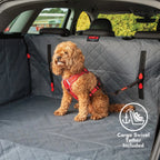KONG Protector de Maletero Ultimate con Correa de Seguridad instalado en un SUV, con perro usando arnés sobre la superficie acolchada.