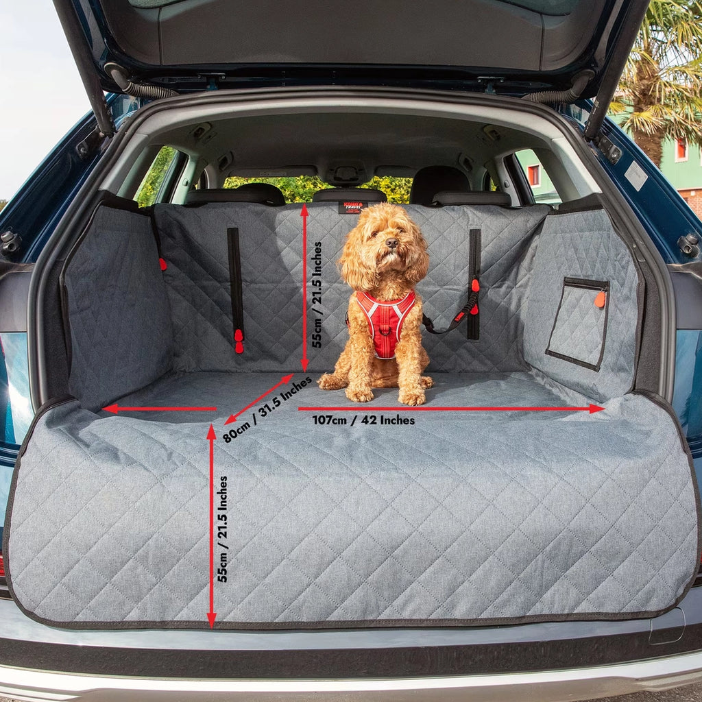 KONG Protector de Maletero Ultimate con Correa de Seguridad instalado en un SUV, con perro usando arnés sobre la superficie acolchada.