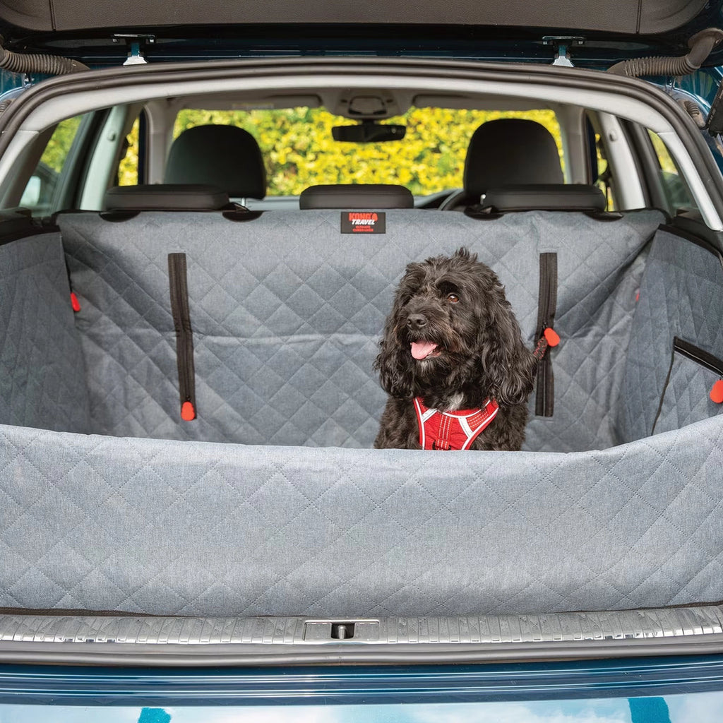 KONG Protector de Maletero Ultimate con Correa de Seguridad instalado en un SUV, con perro usando arnés sobre la superficie acolchada.