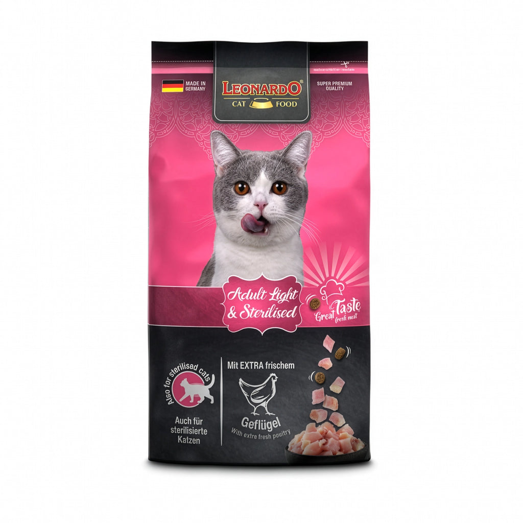 Bolsa Leonardo Gato Adulto Light & Sterilised para gatos adultos, diseño rosa con gato gris y pollo fresco.
