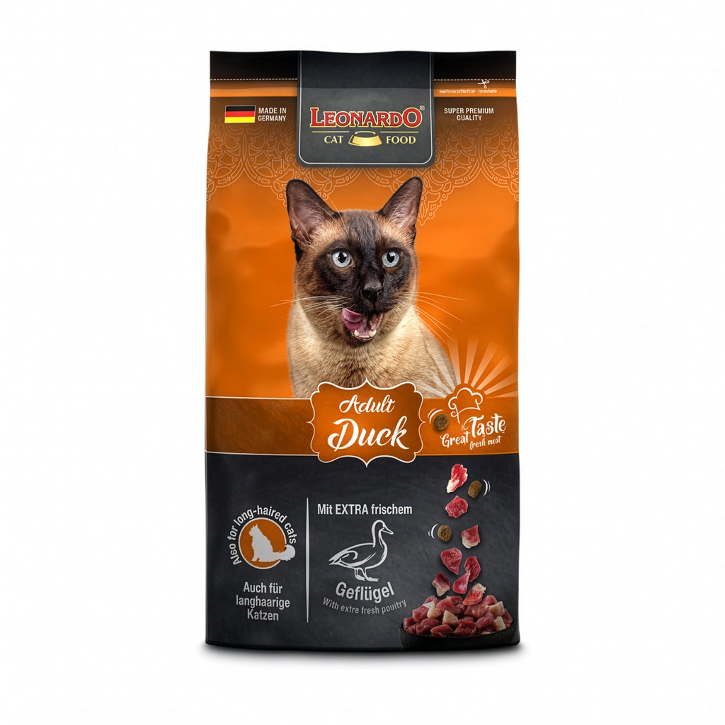 Leonardo Gato Adulto Pato alimento seco premium, bolsa negra y naranja con gato siamés y trozos de carne de pato.