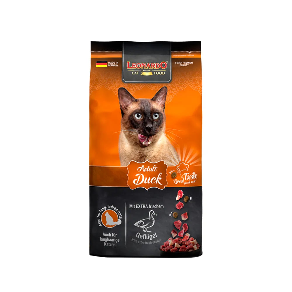 Leonardo Gato Adulto Pato alimento seco premium, bolsa negra y naranja con gato siamés y trozos de carne de pato.