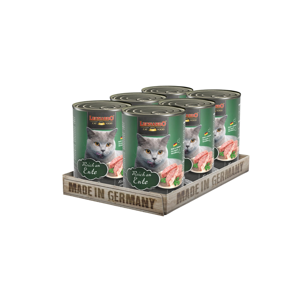Lata Leonardo Lata Pato para gatos adultos 6 latas, diseño verde con retrato de gato gris y proteína de pato premium.