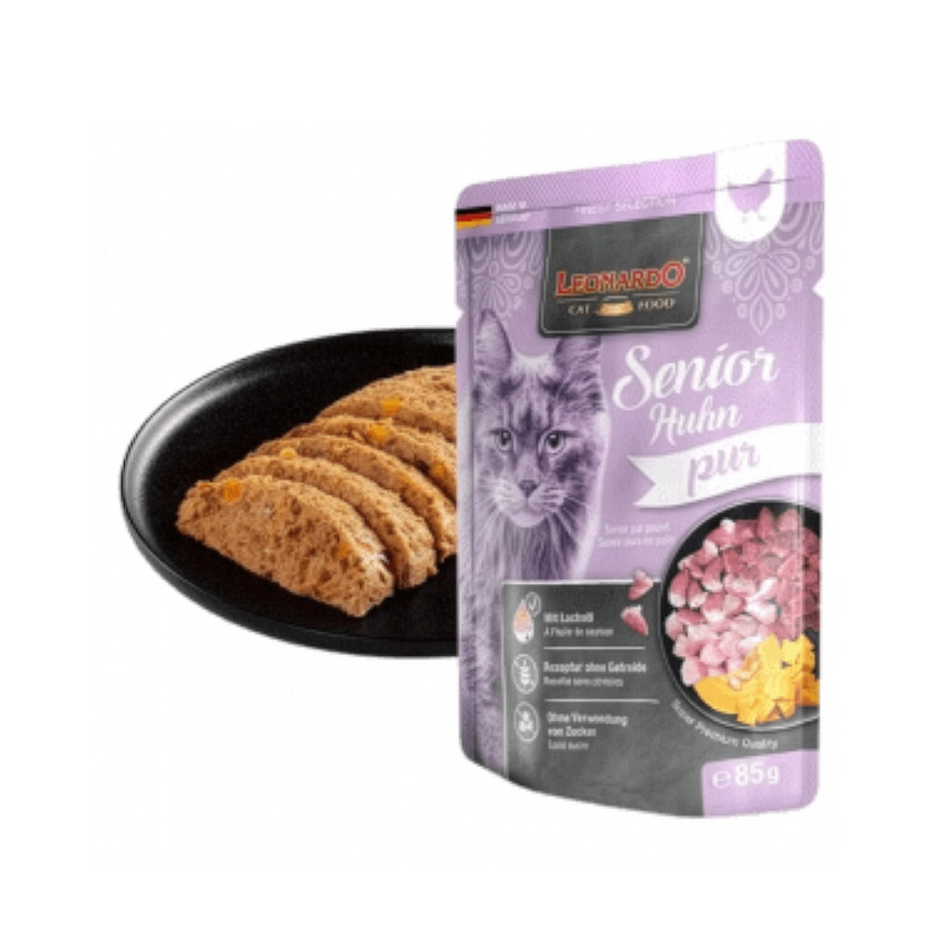 Leonardo Pouch Senior Ave alimento húmedo para gatos mayores, envase lila con gato gris y trozos de pollo.