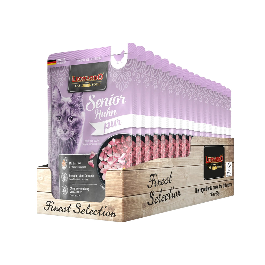 Leonardo Pouch Senior Ave alimento húmedo para gatos mayores pack 16 sobres , envase lila con gato gris y trozos de pollo.