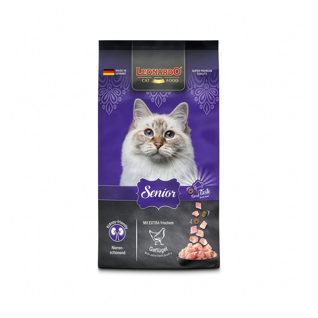 Leonardo Gato Senior alimento para gatos mayores sabor ave, envase morado con retrato de gato blanco y trozos de pollo.