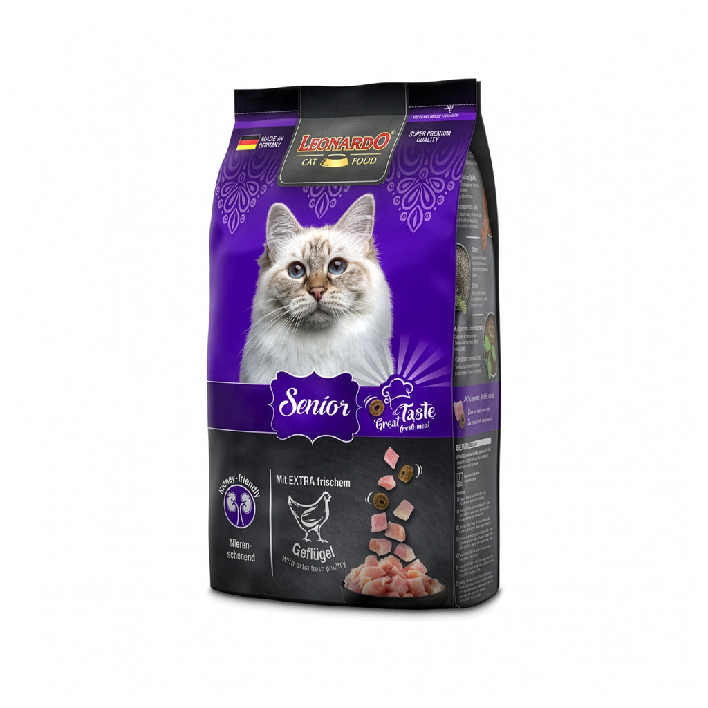 Leonardo Gato Senior alimento para gatos mayores sabor ave, envase morado con retrato de gato blanco y trozos de pollo.