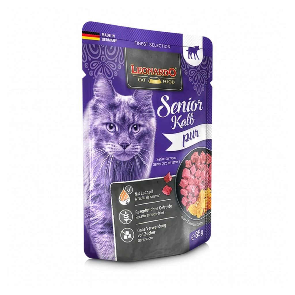 Leonardo Pouch Senior Ternero alimento húmedo para gatos mayores, envase morado con gato gris y trozos de ternero.
