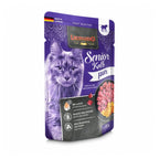 Leonardo Pouch Senior Ternero alimento húmedo para gatos mayores, envase morado con gato gris y trozos de ternero.