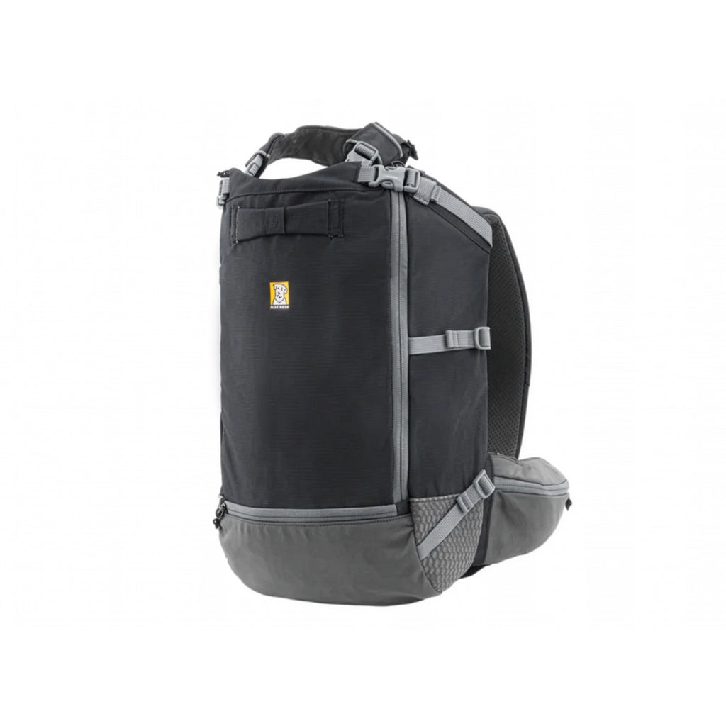 Ruffwear Mochila Outdoor para Mascotas en color negro y gris, con correas ajustables, cierre lateral y diseño ergonómico.