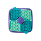 Nina Ottosson Lick N' Flip tablero interactivo con secciones texturizadas y tapas móviles en tonos verde y morado para estimulación mental