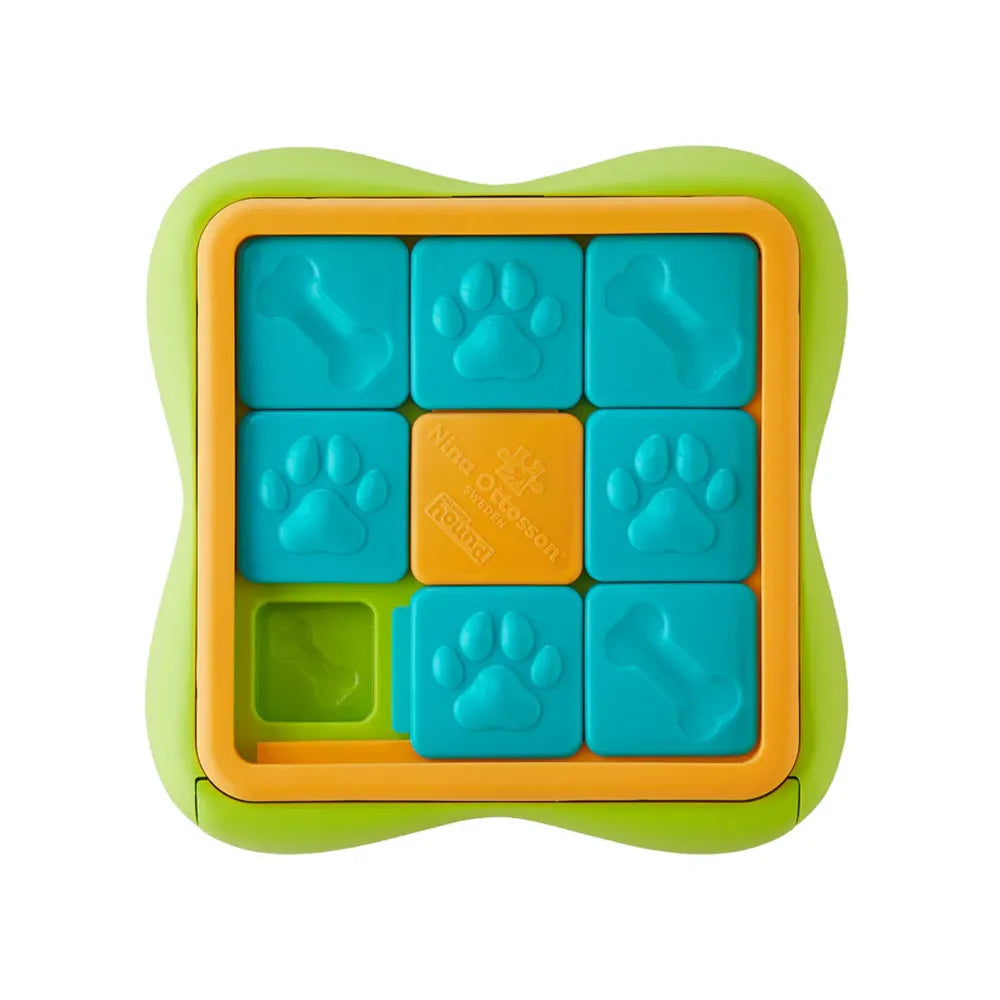 Nina Ottosson Puzzle Challange Slider para perros con tablero interactivo verde, piezas deslizantes azules con huellas y compartimentos